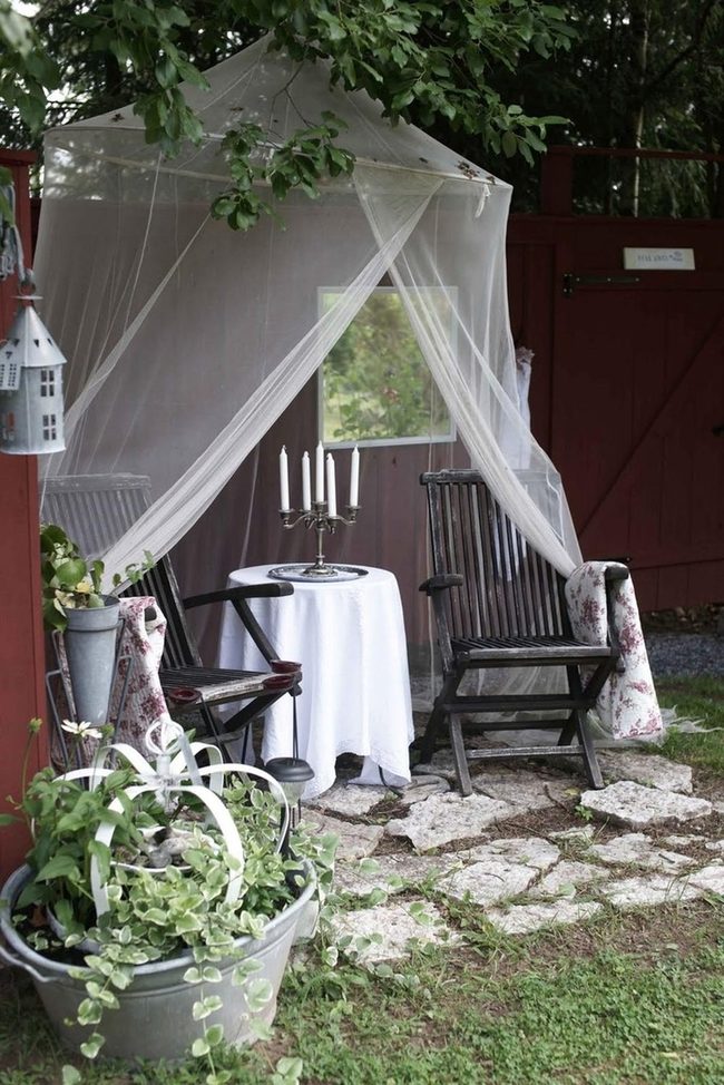 Red Walls Intimate Garden Seating
