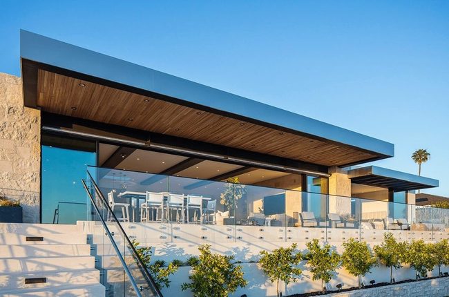 Transparent Glass Railings Expand Views