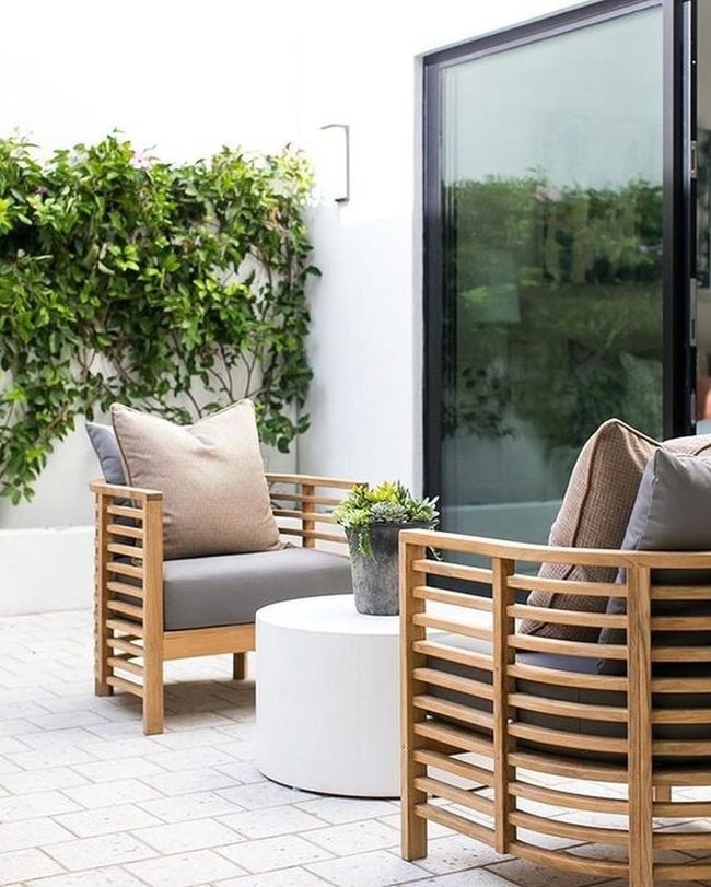 Round White Table With Natural Wood Chairs