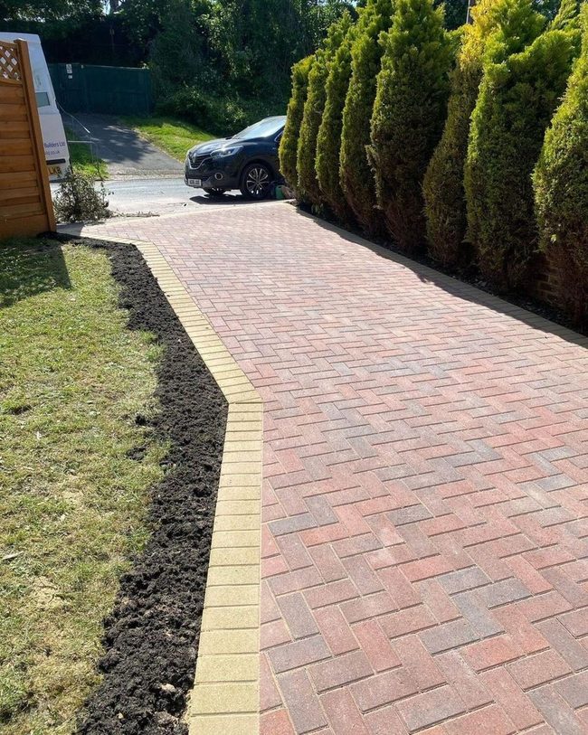 Natural Wood Edges Connect Home Landscape