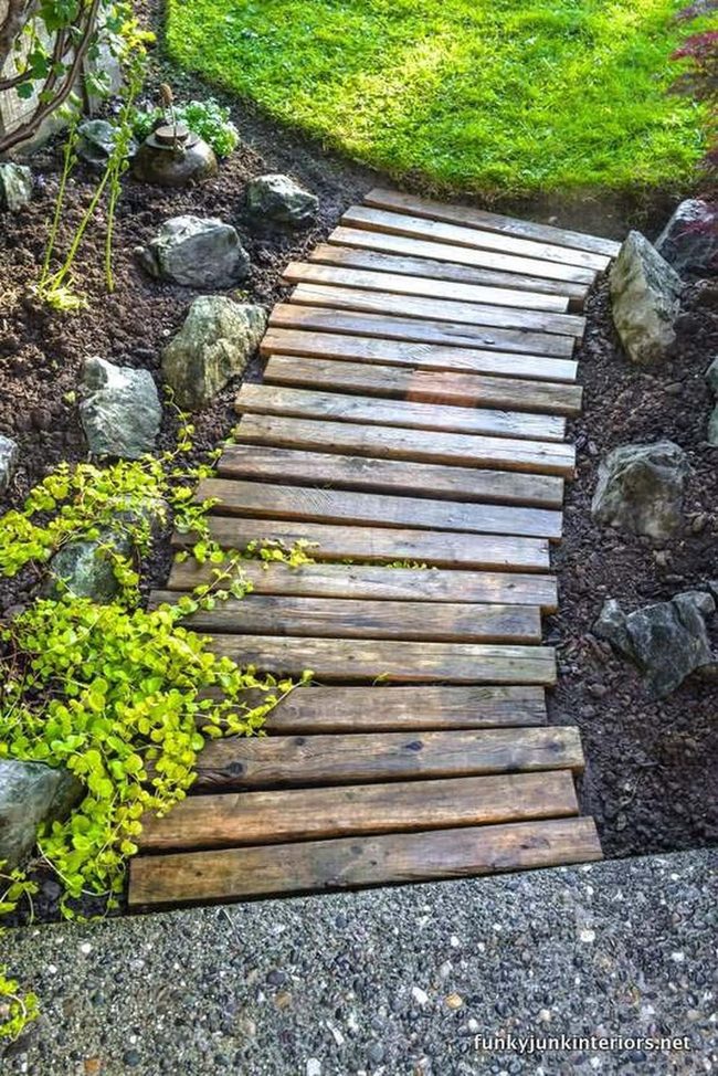 Reclaimed Pallet Wood Walkway