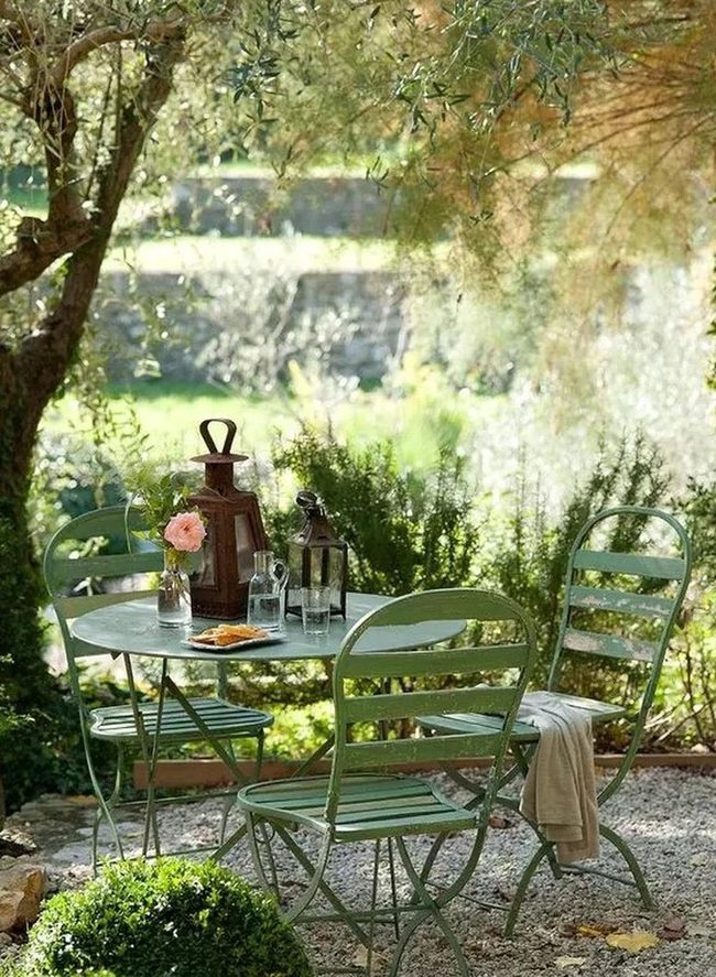 Dappled Shadows Round Table Garden