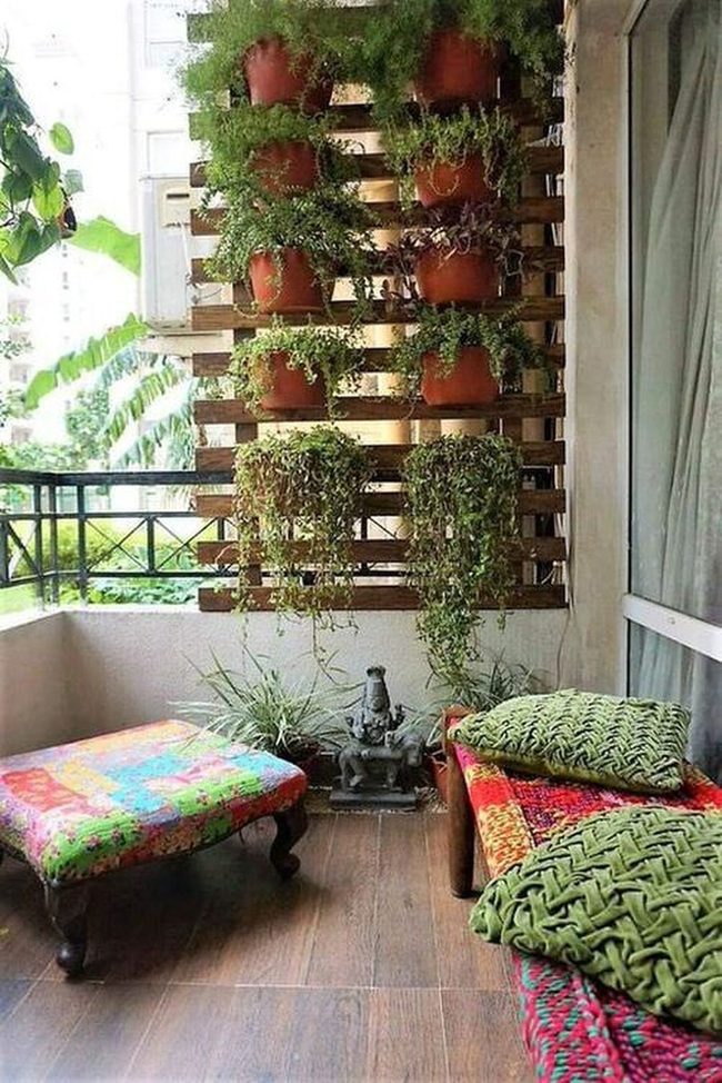 Vertical Wood Pallet Green Wall