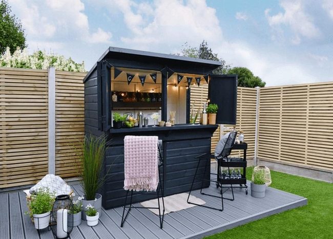 Black Modern Bar With Wooden Warmth