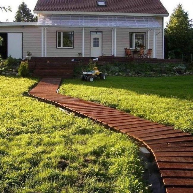 Curved Wooden Garden Pathways