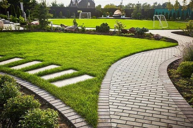 Structured Earth-Tone Garden Pathways