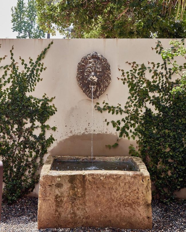 Stone Lion Head Wall Fountain