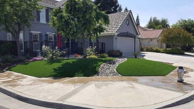 Synthetic Grass With Stone Accents
