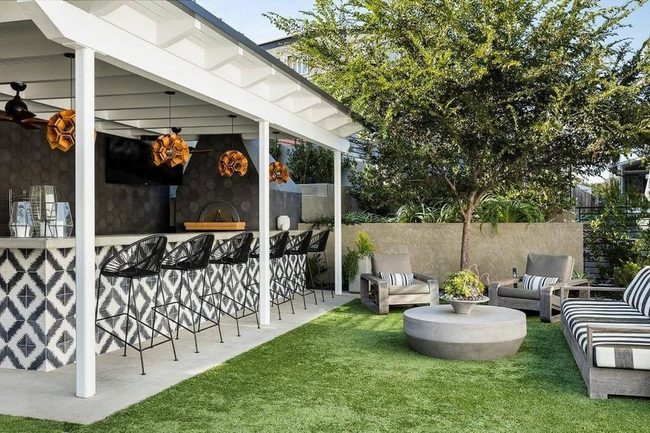 Geometric Bar Garden With Gray Tones