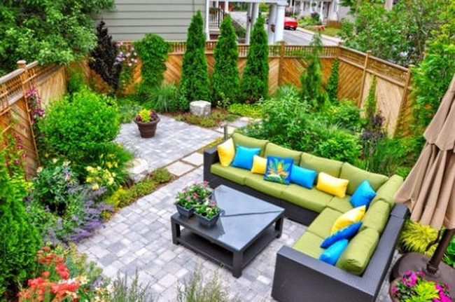 Lush Green Courtyard Escape