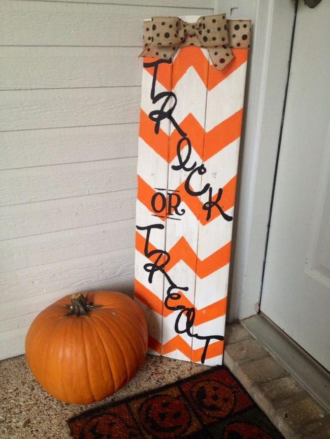 Orange Zigzag Trick Or Treat Sign
