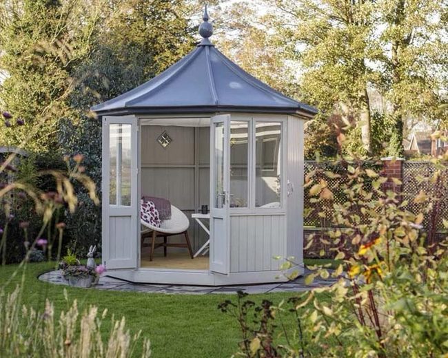 Rotating Backyard House Follows Sun