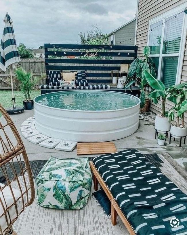 White Round Soaking Tub Oasis