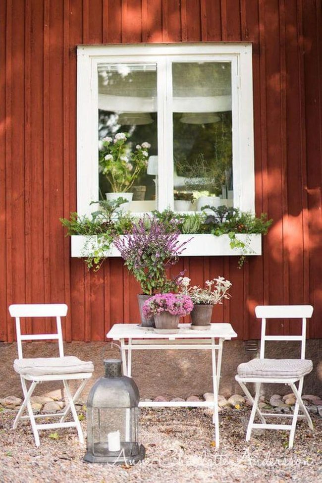 Garden Seating With Layered Greenery