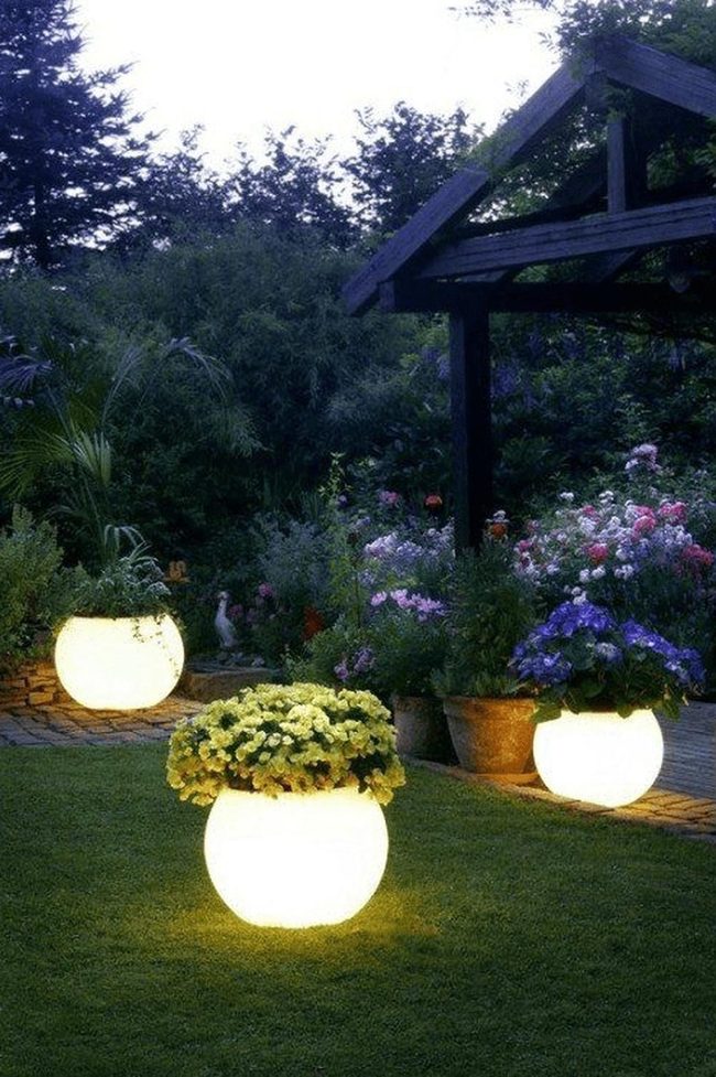 Glowing Planters Illuminate Lush Garden