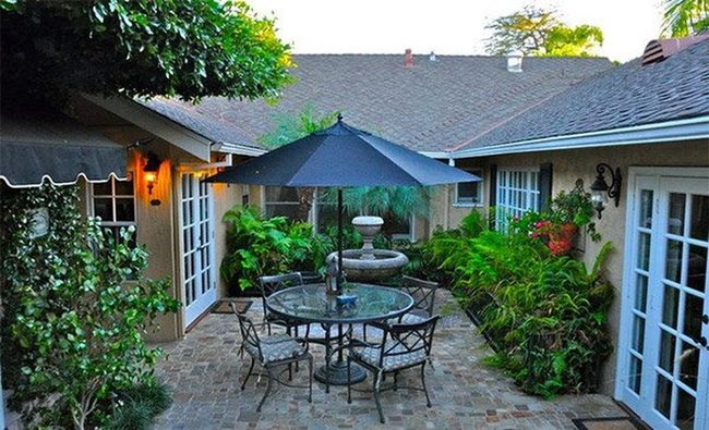 Lush Garden Courtyard Living