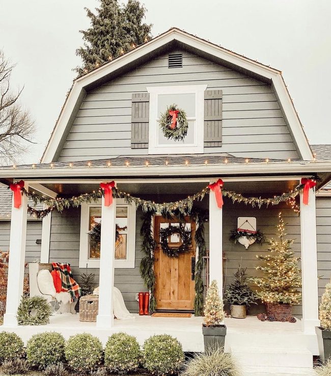 Green Wreath Red Bows White Lights