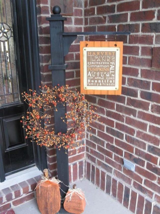Seasonal Porch Post With Easy Hooks