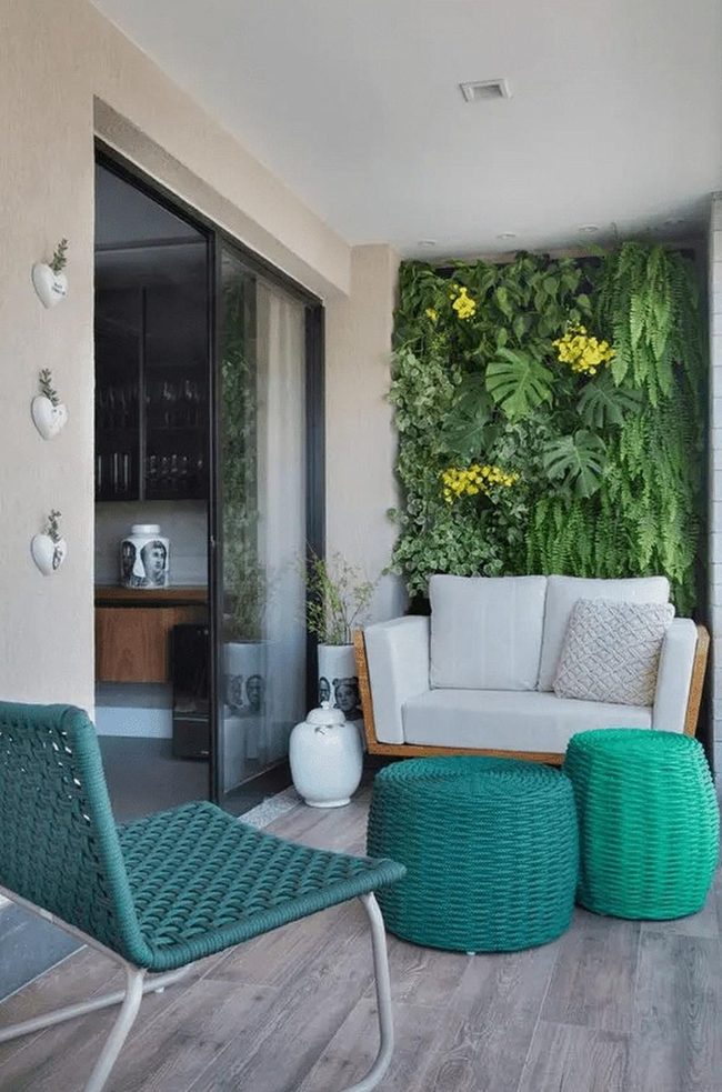 Green Wall Garden Lounge