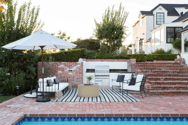 Backyard Kitchen Keeps You Connected