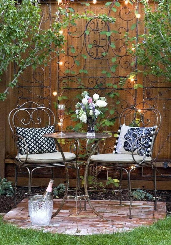 Hanging Lanterns Transform Evening Bistros