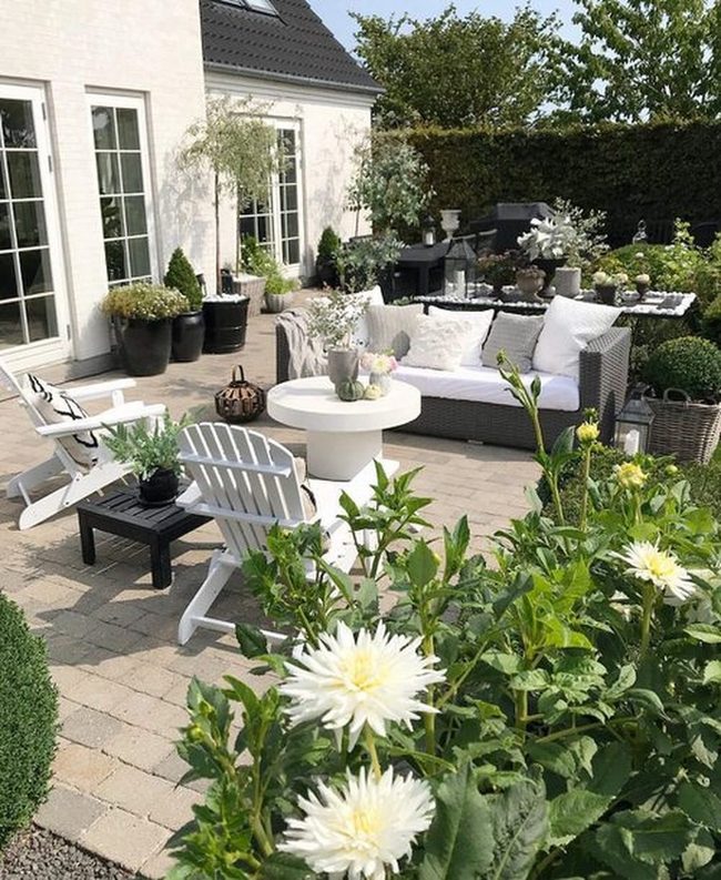 White Walls, Emerald Garden Focus