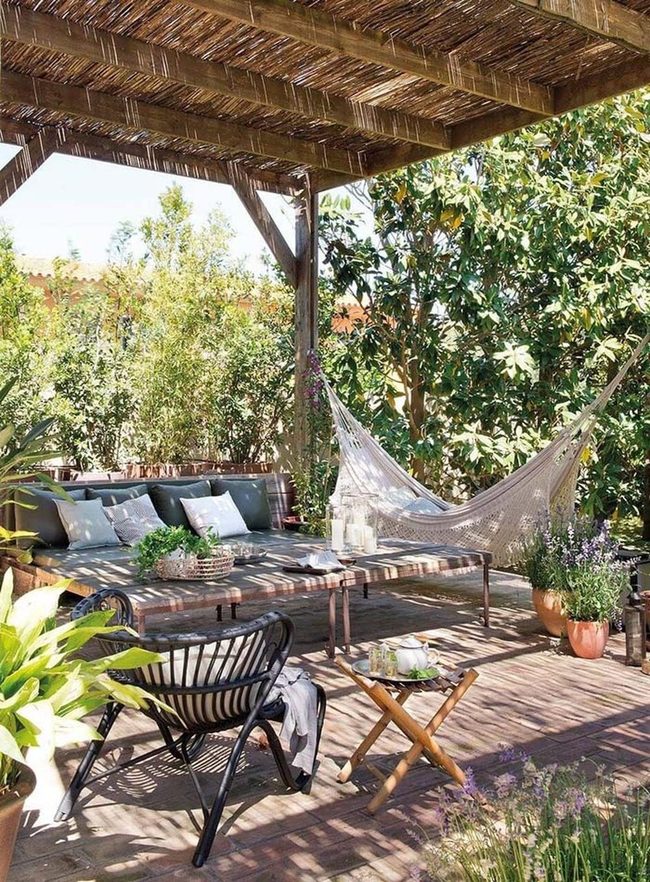 Shaded Pergola With Multiple Relaxation Zones