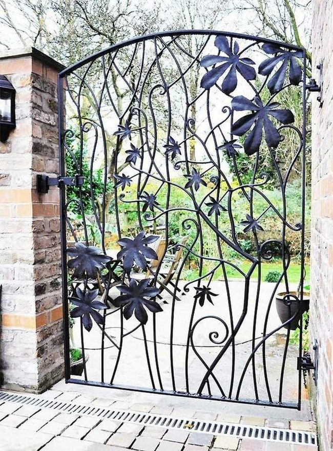 Black Metal Vines Frame Brick Entrance