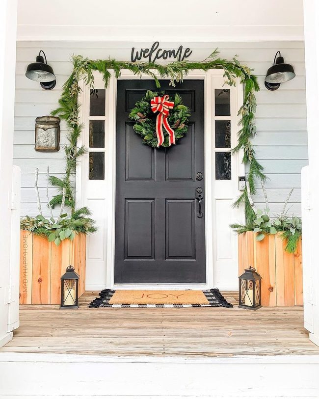 Emerald Wreath With Golden Lantern Light