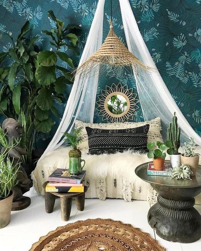 Green Leaf Room With Sunburst Mirror