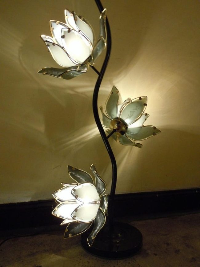 White Petals Black Stem Statement