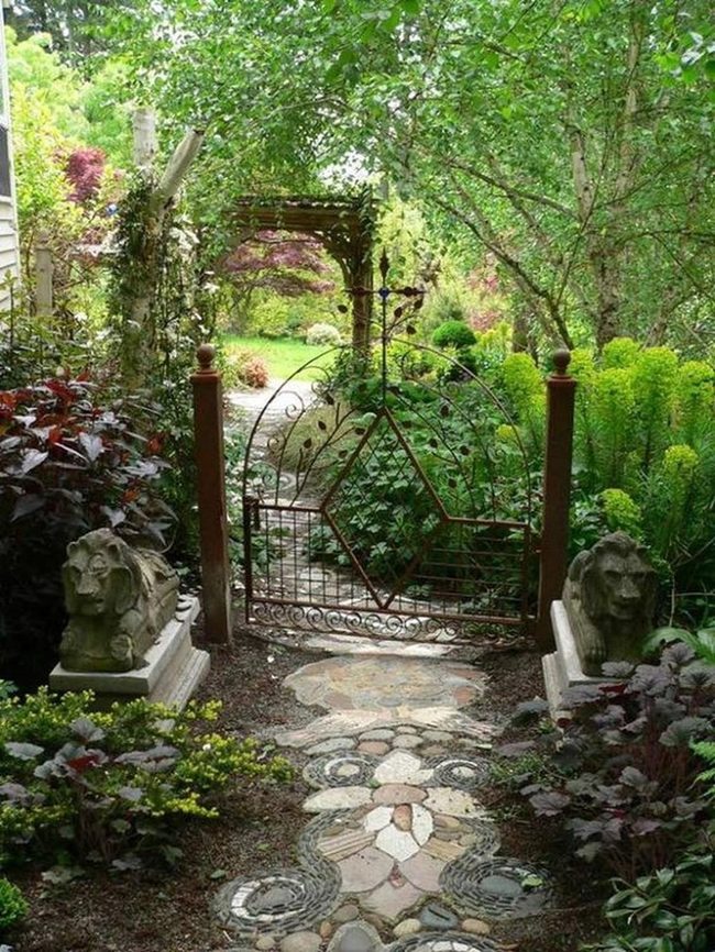 Stone Lions Guard Green Gateway