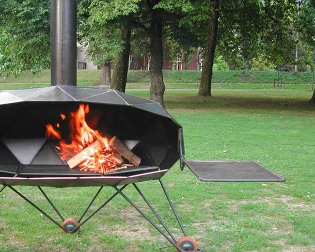 Black Metal Fire Pit Elegance