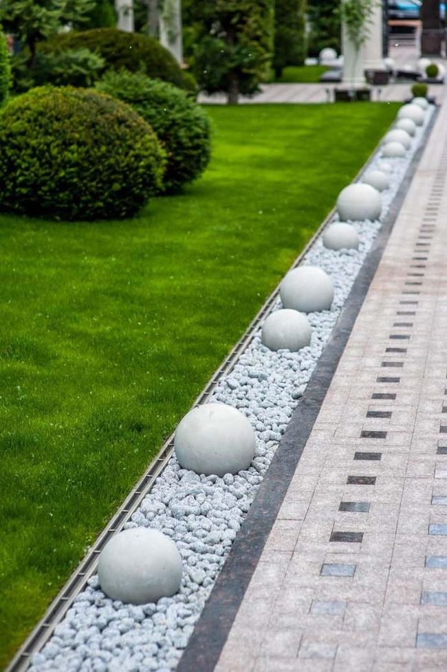White Gravel Spheres With Steel Edges