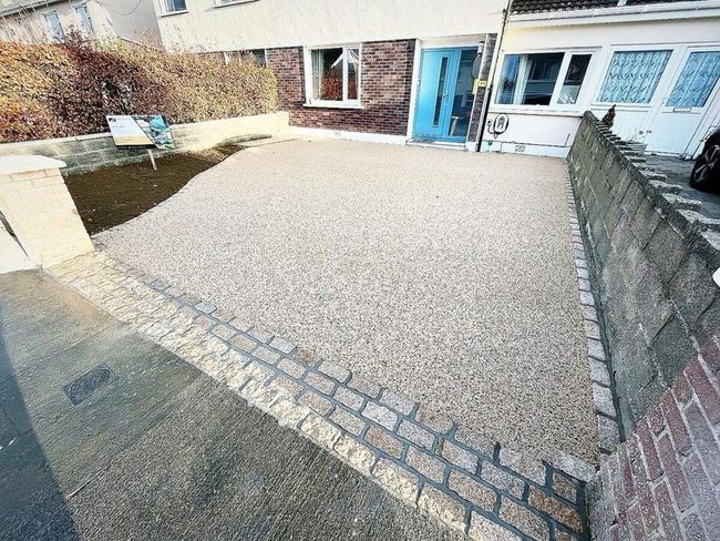 Granite Borders Define Polished Driveways