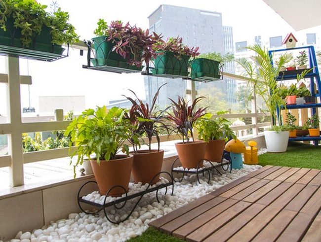 Vertical Metal Gardens For Tiny Balconies