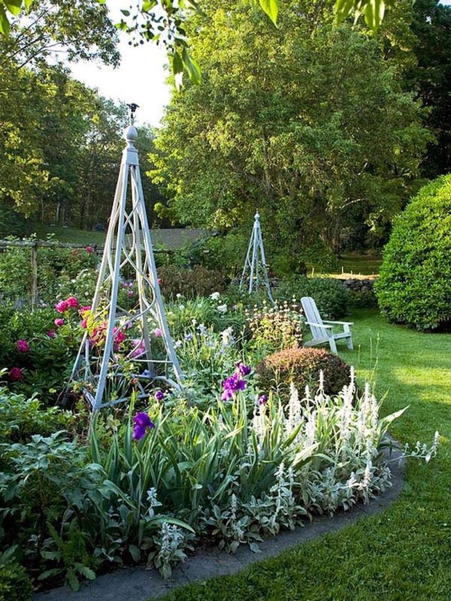 Geometric Pyramid Trellises For Climbing Vines