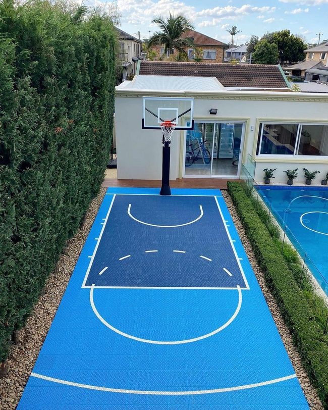 Green-Walled Private Court