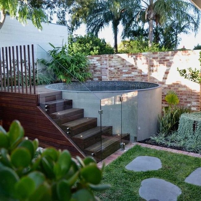 Transparent Glass Pool Boundaries