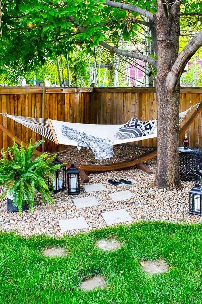 White Hammock Garden Escape