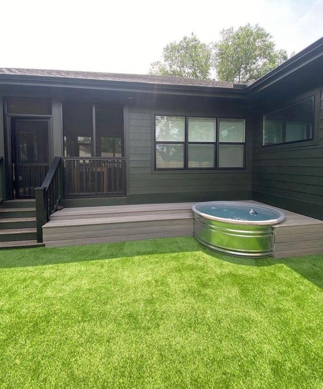 Corner Pool Deck Maximizes Small Spaces