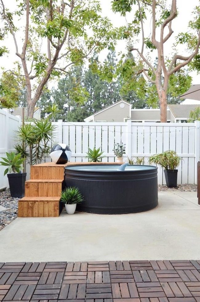 Black Round Tub Garden Escape