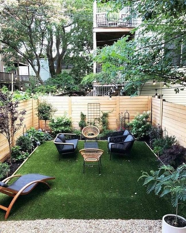 Green Walls Intimate Courtyard Seating