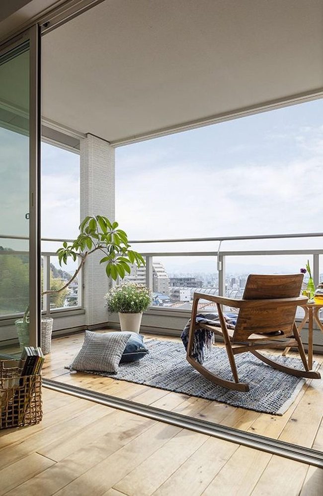 Clear Glass Views, Natural Wood Warmth