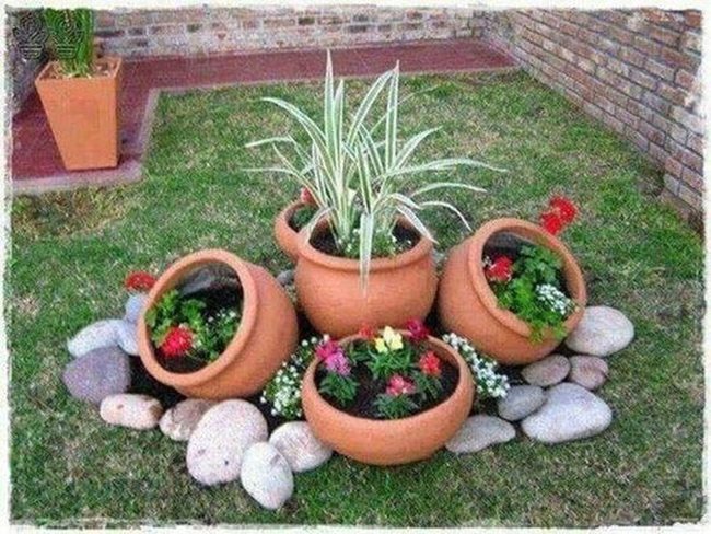 Terra Cotta Circle With River Stone Frame