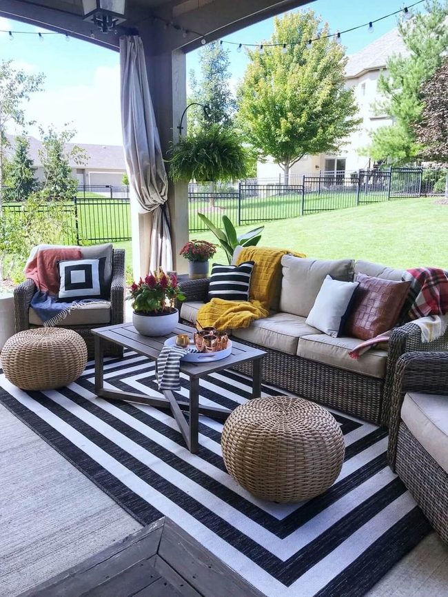 Natural Wicker Seating With Layered Textures