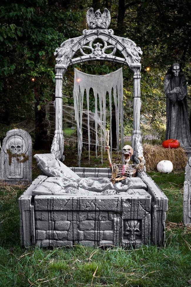 Skeleton'S Lazy Graveyard Bed