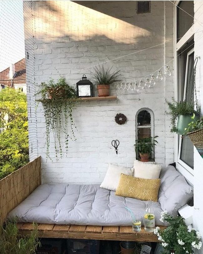 Vertical Flowers Transform Tiny Balconies