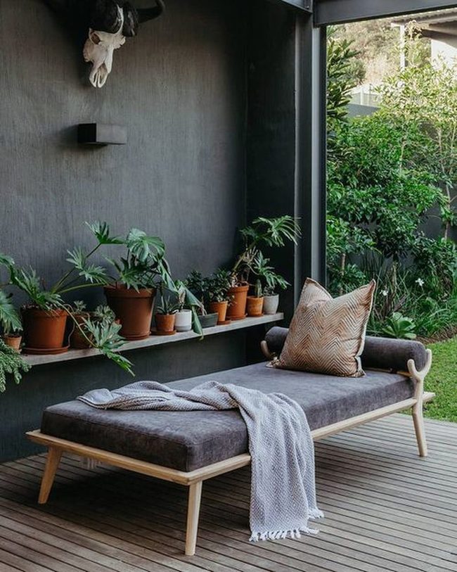 Dark Green Corners, Living Plants