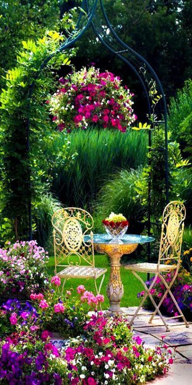 Green Trellis Garden Dining Retreat